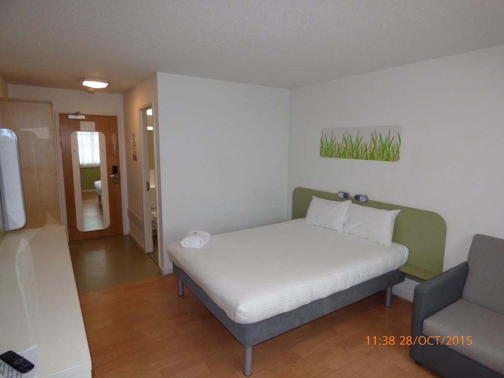 Warrington Motel, J20 M6 Lymm Services Bagian luar foto