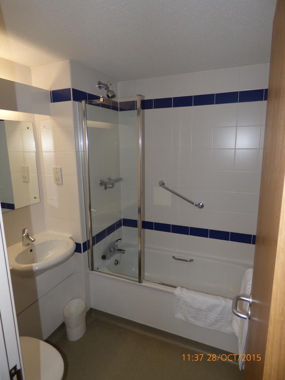 Warrington Motel, J20 M6 Lymm Services Bagian luar foto