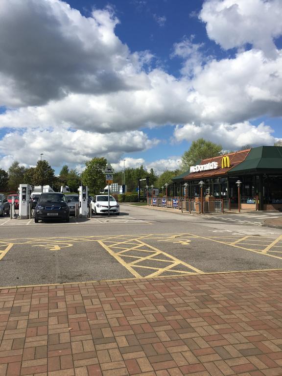 Warrington Motel, J20 M6 Lymm Services Bagian luar foto