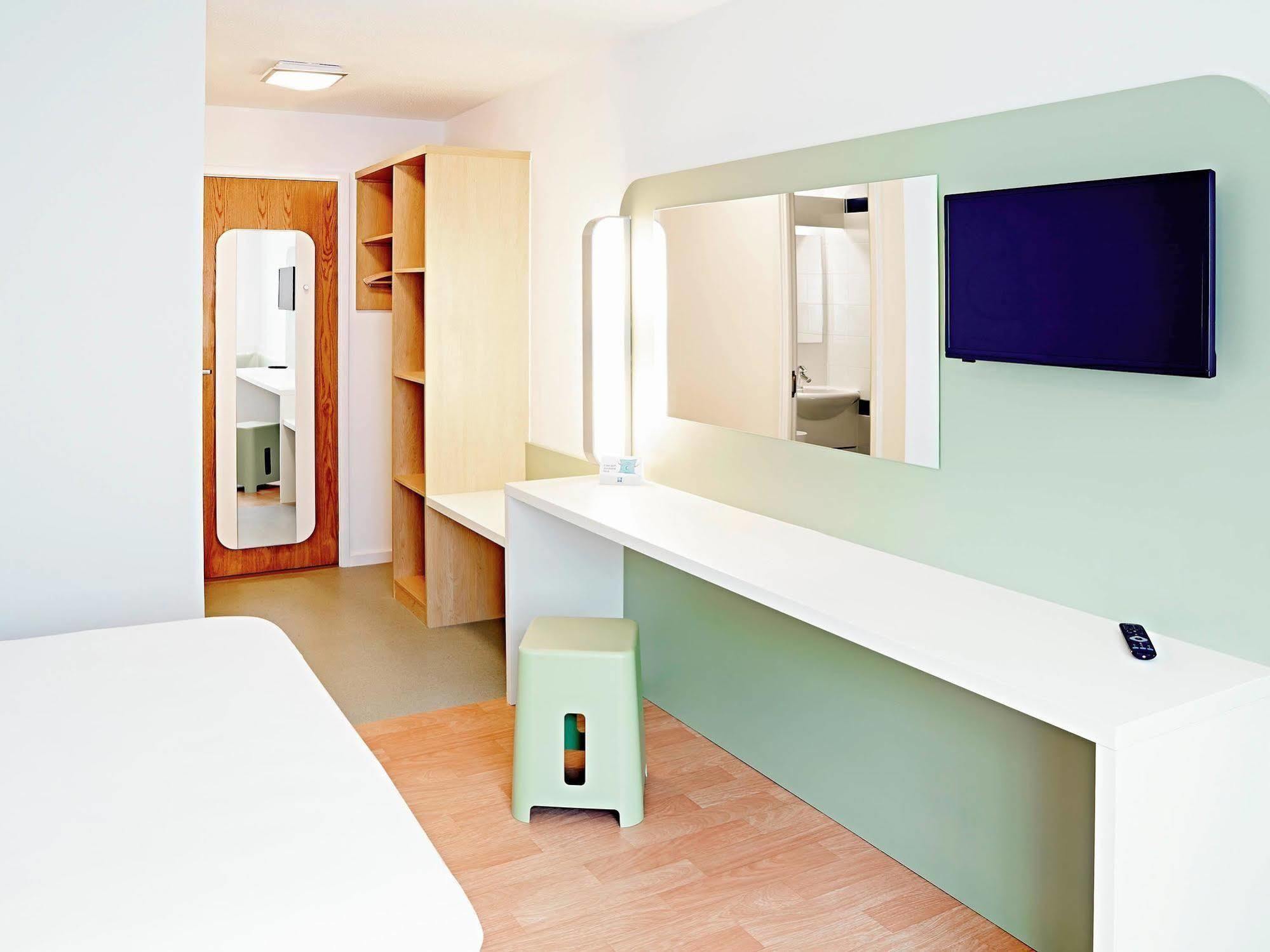Warrington Motel, J20 M6 Lymm Services Bagian luar foto